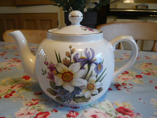 Z/SOLD - VINTAGE TEAPOT WITH DAFFODILS