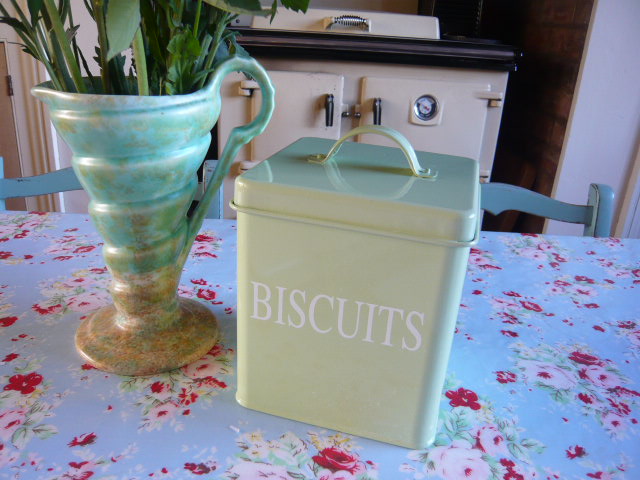 z/sold A GREEN BISCUIT TIN