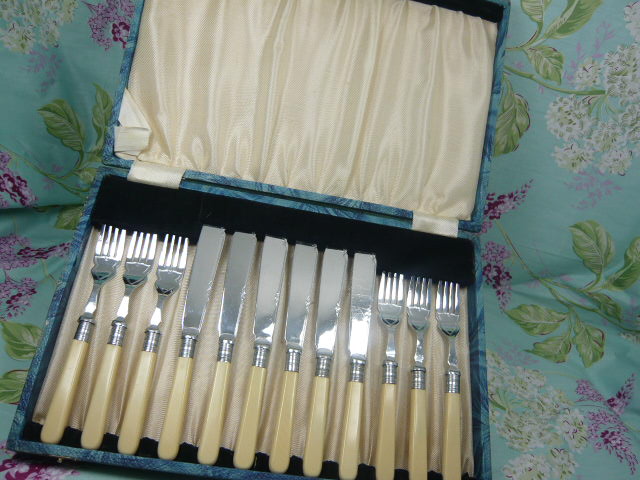 Z/SOLD  VINTAGE BOXED SET OF CUTLERY