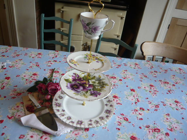 z/SOLD A STUNNING VINTAGE 4 TIER CHINA CAKESTAND WITH ROYAL ALBERT