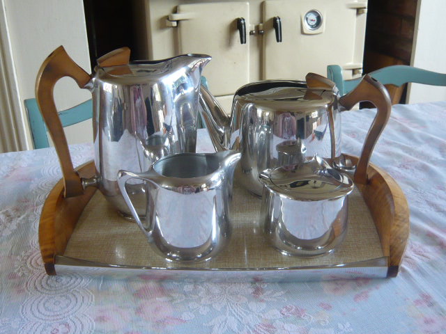 z/sold - A QUALITY PICQUOT WARE TEASET WITH ORIGINAL TRAY