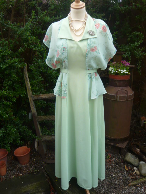 z/sold A STUNNING LADIES VINTAGE DRESS...on its way to sunny australia !!