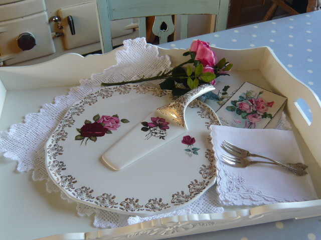 z/sold  A CAKE PLATE AND SERVER VINTAGE ROSES