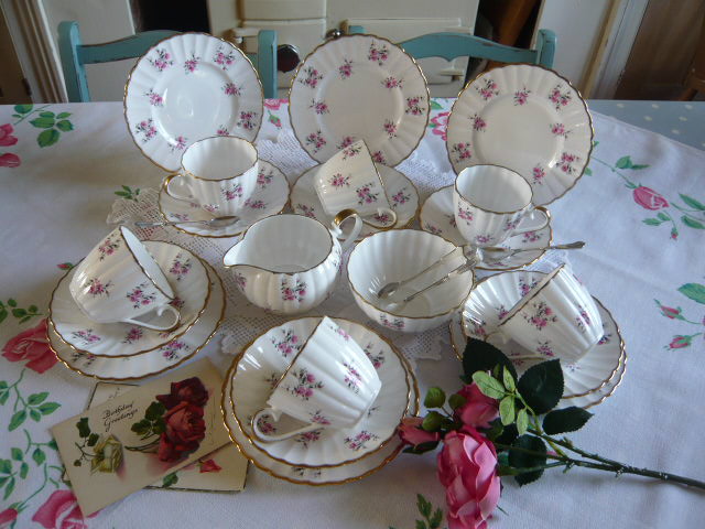z/sold  BEAUTIFUL PINK ROSES TEASET